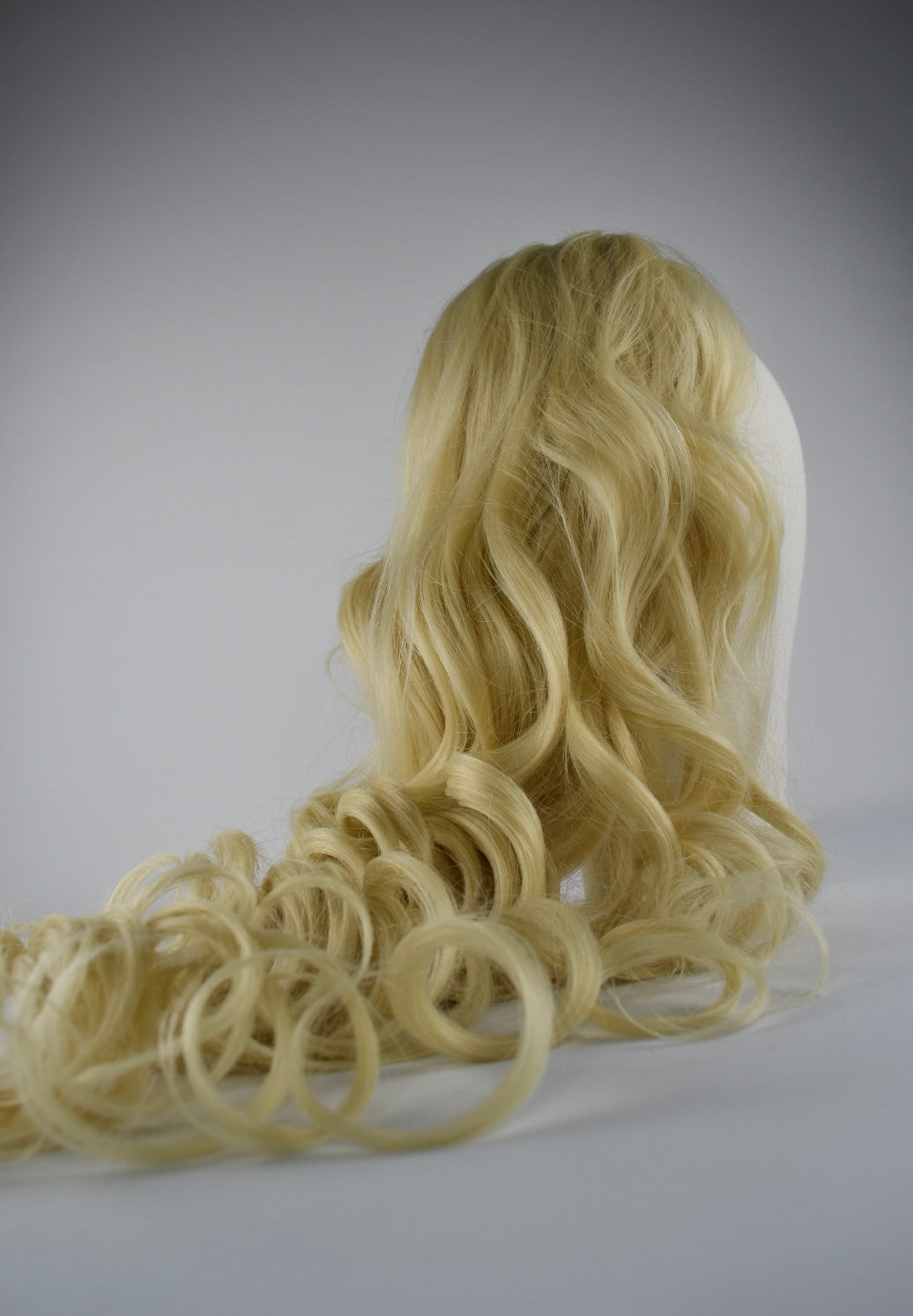 Curly Ponytail 28" - "Hellblond"