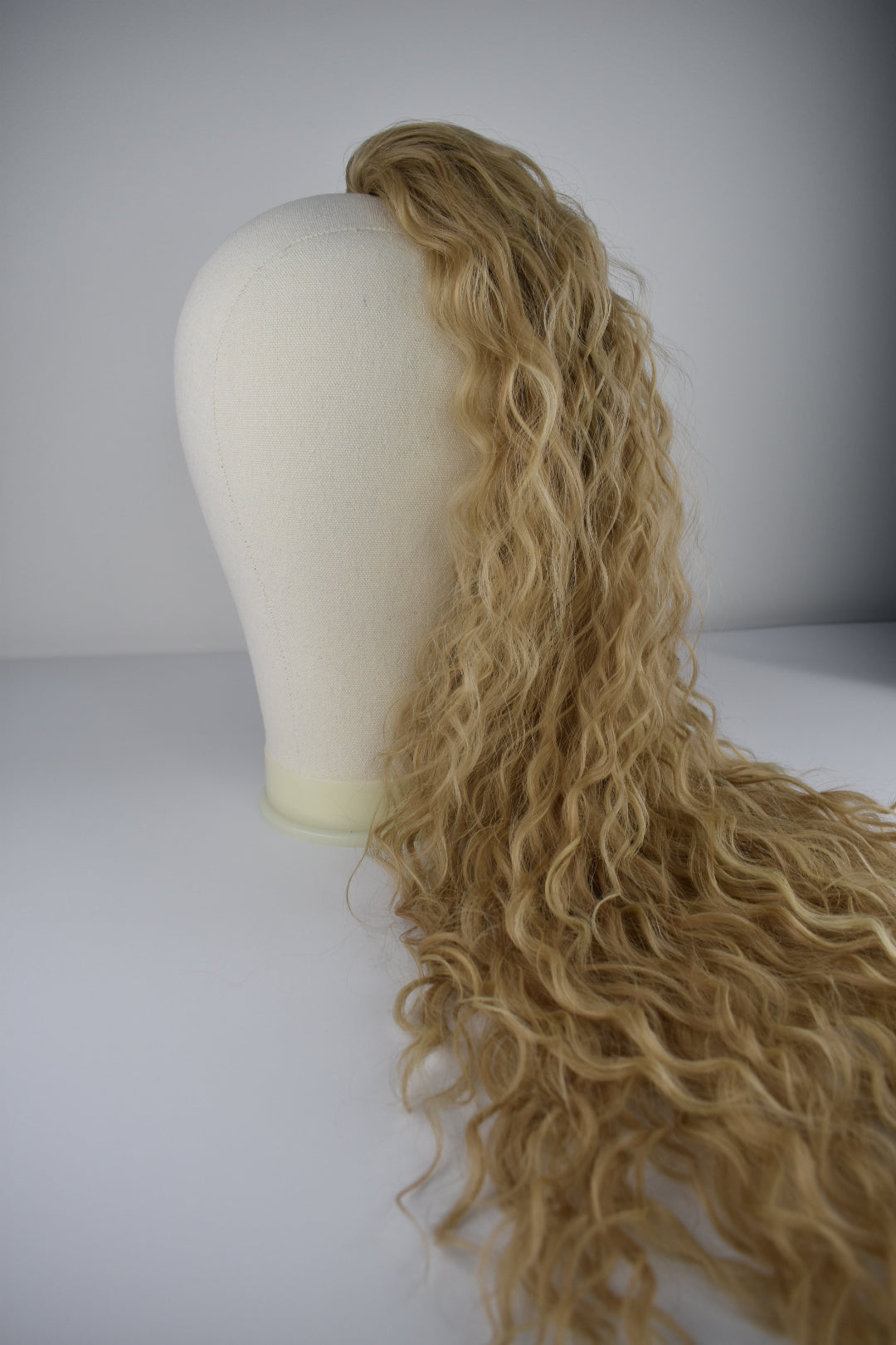 Wavy Ponytail 28" - "Bougie Champagne"