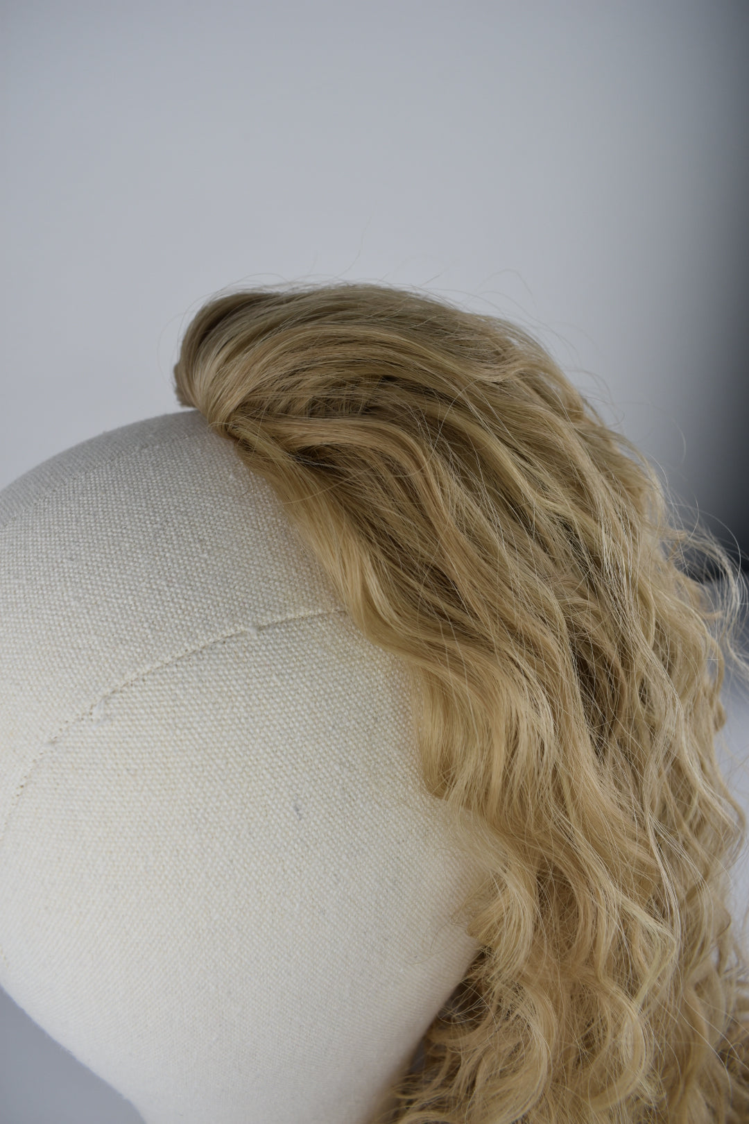 Wavy Ponytail 28" - "Bougie Champagne"