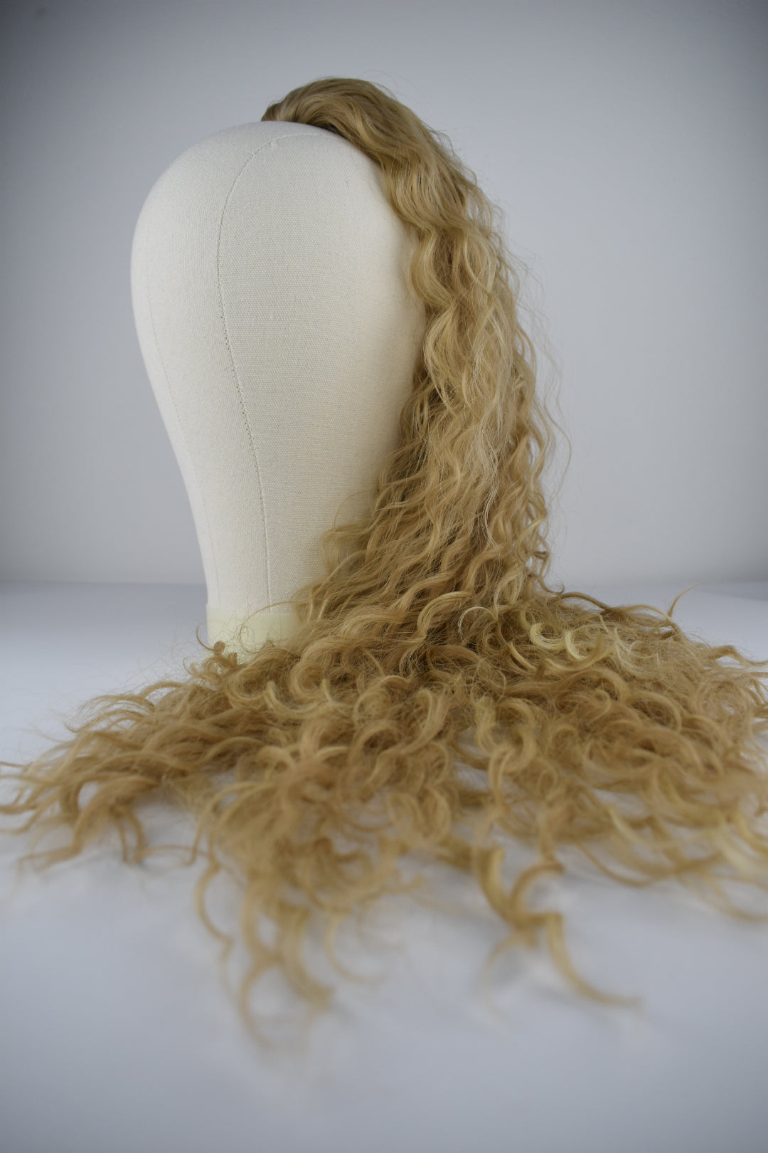 Wavy Ponytail 28" - "Bougie Champagne"