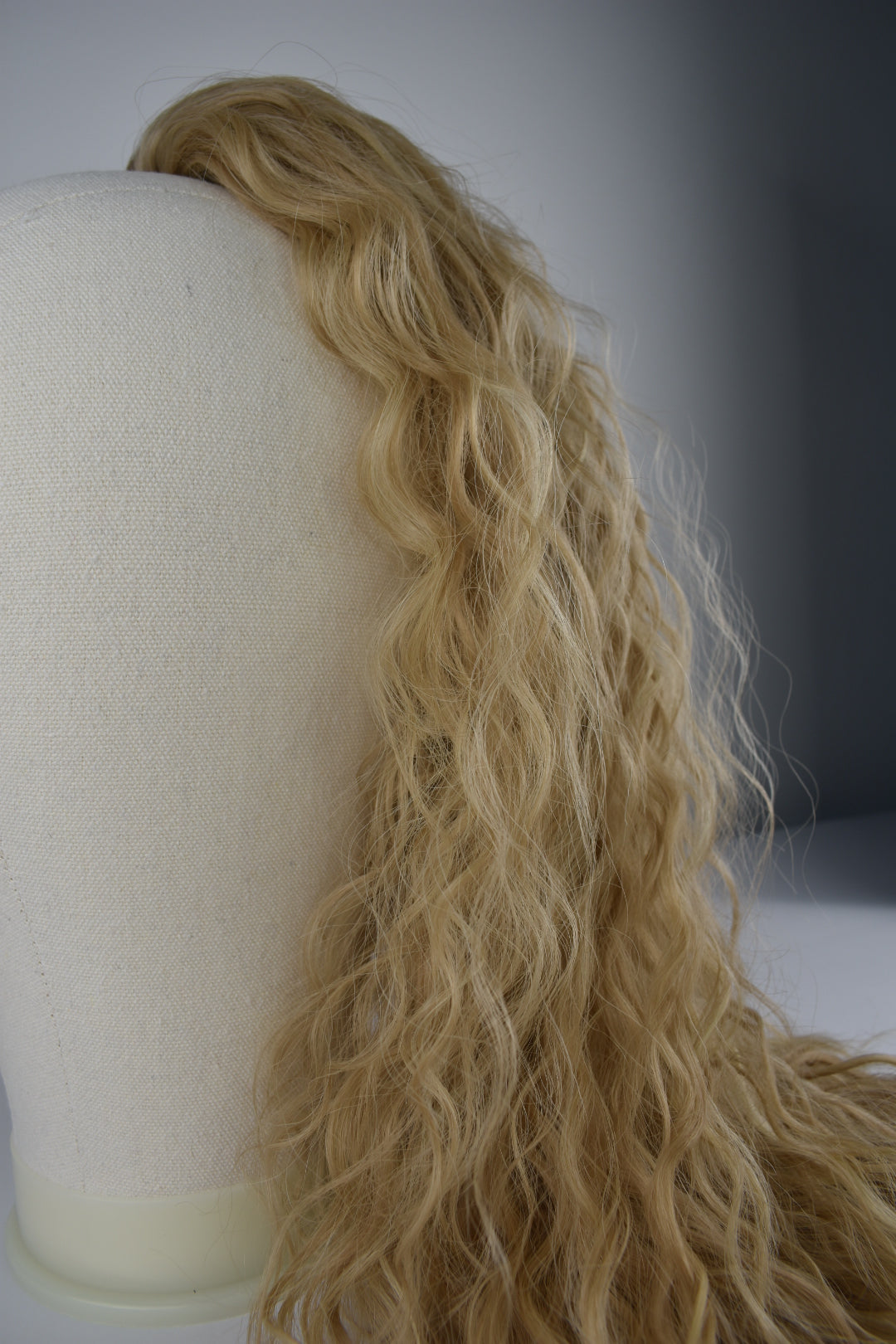 Wavy Ponytail 28" - "Bougie Champagne"