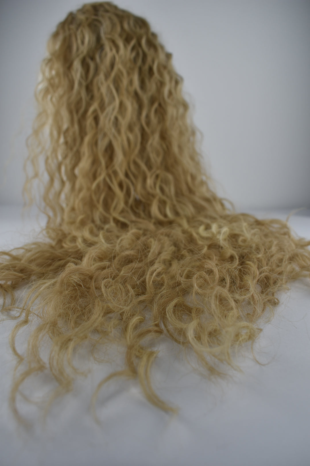 Wavy Ponytail 28" - "Bougie Champagne"