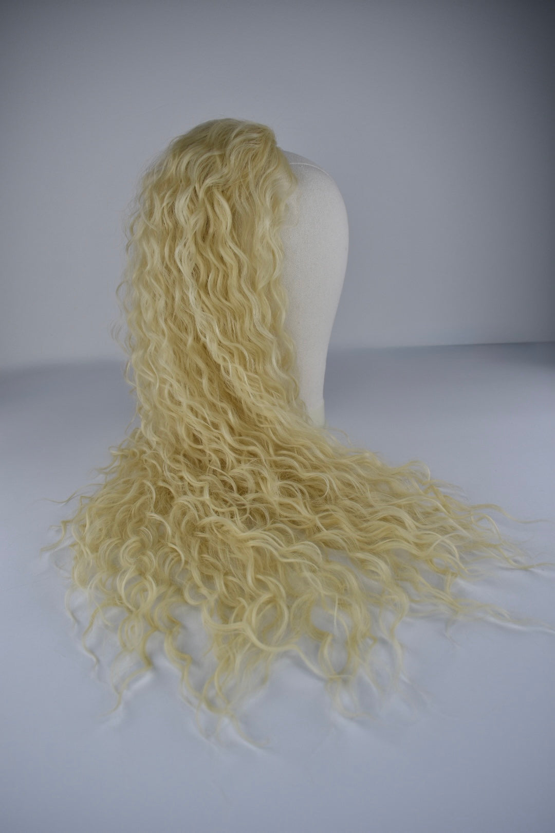 Wavy Ponytail 28" - "Hellblond"