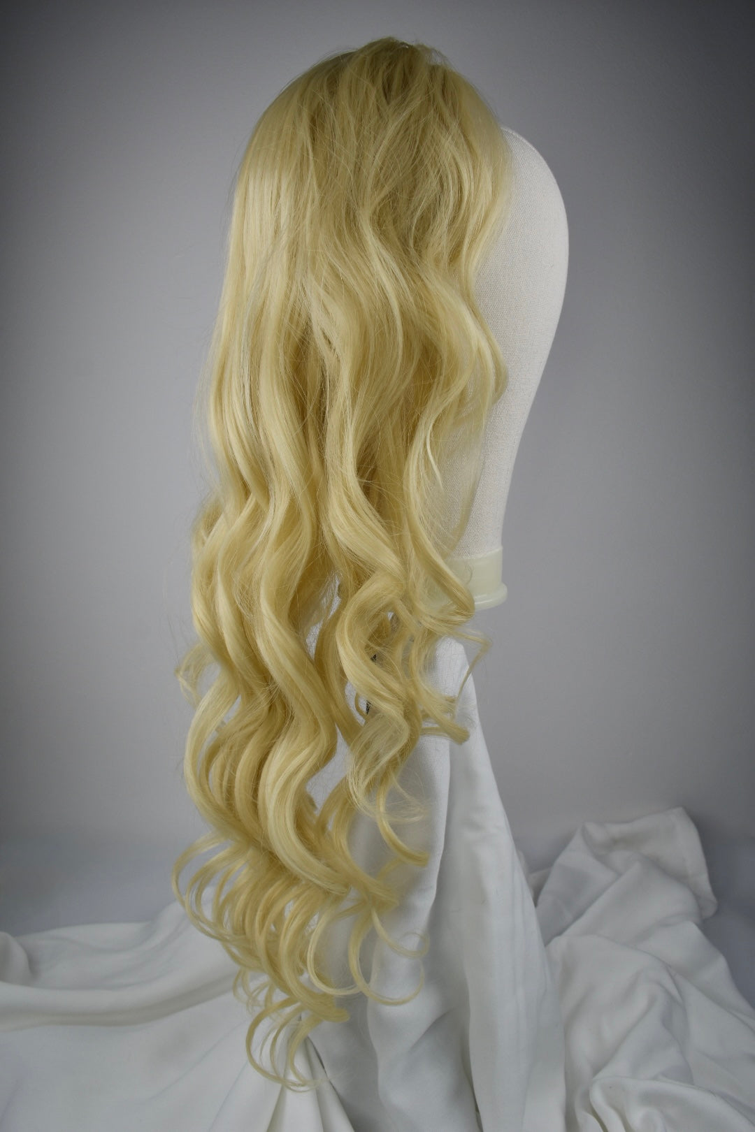 Curly Ponytail 28" - "Hellblond"