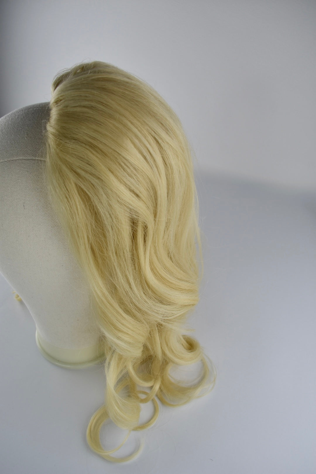 Curly Ponytail 28" - "Hellblond"