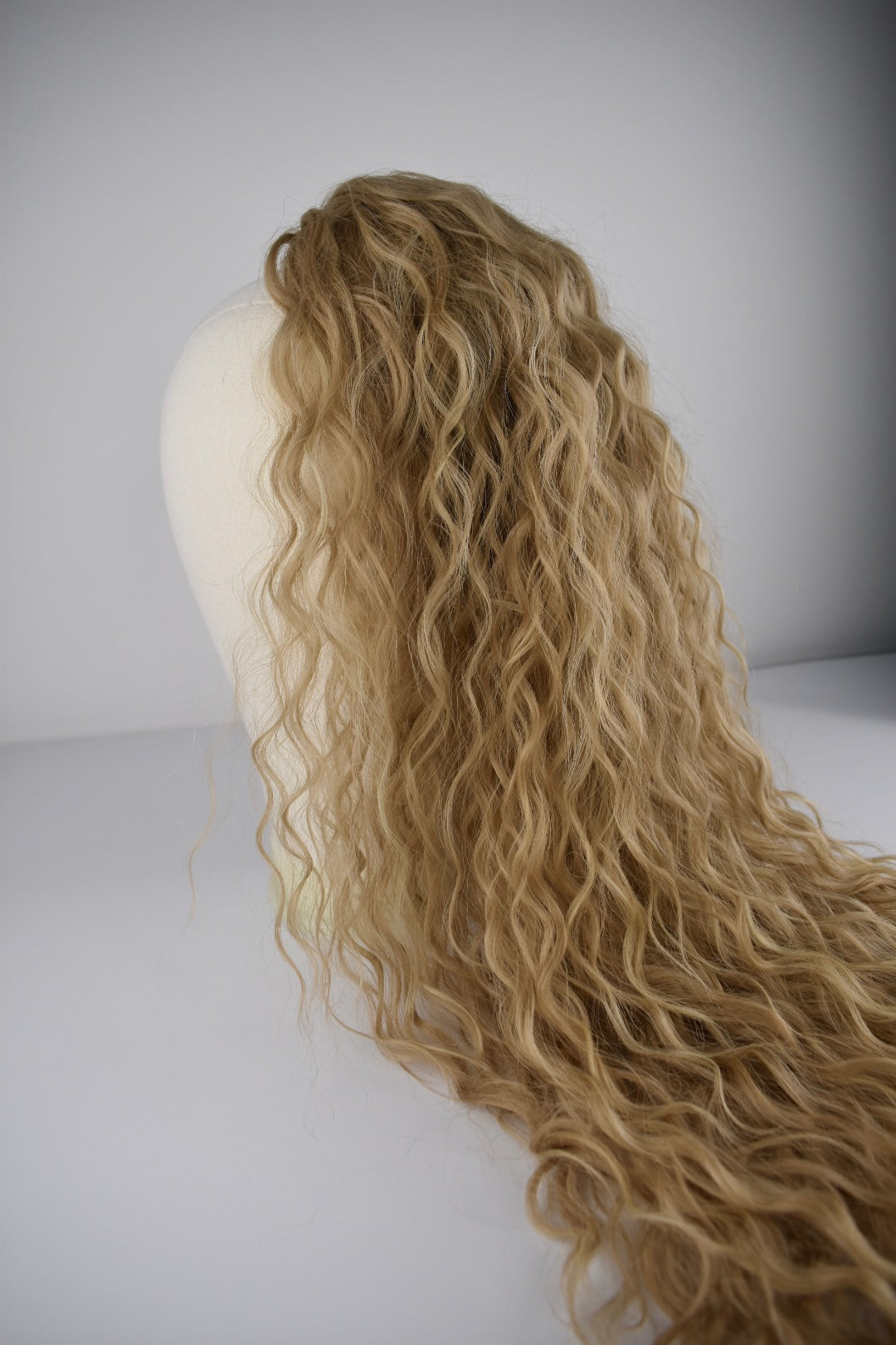 Wavy Ponytail 28" - "Bougie Champagne"
