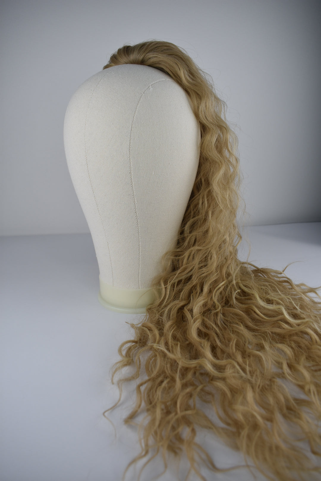 Wavy Ponytail 28" - "Bougie Champagne"
